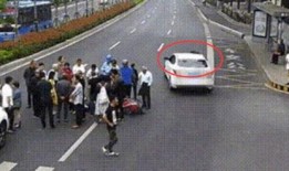 吃瓜自己被车撞,生活轨迹瞬间改变