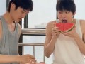 情侣居家吃瓜,情侣共享瓜果乐趣