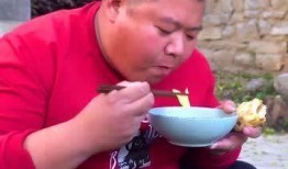 吃瓜群众小汤哥,揭秘吃瓜群众的趣味生活