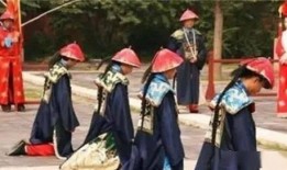 早朝吃瓜听书,品味古代宫廷文化盛宴