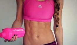 健身女孩吃瓜,吃瓜养生两不误