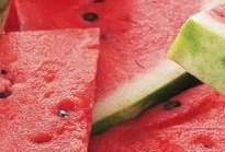 吃瓜影响奶水吗,吃瓜对哺乳期妈妈奶水影响的探讨